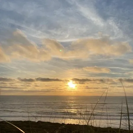 Apartman Sunset House With Seaview & Terrace By Vacationy *