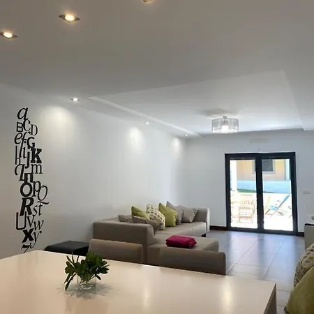 Apartman Sunset House With Seaview & Terrace By Vacationy *